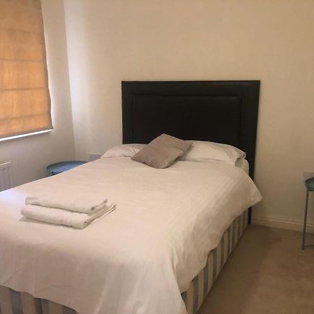 Lovely 2 Bedroom 2 Baths Flat With Free Parking ベージングストーク エクステリア 写真
