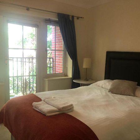Lovely 2 Bedroom 2 Baths Flat With Free Parking ベージングストーク エクステリア 写真