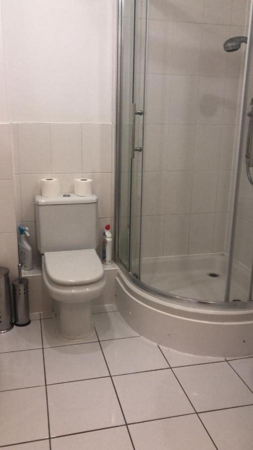 Lovely 2 Bedroom 2 Baths Flat With Free Parking ベージングストーク エクステリア 写真