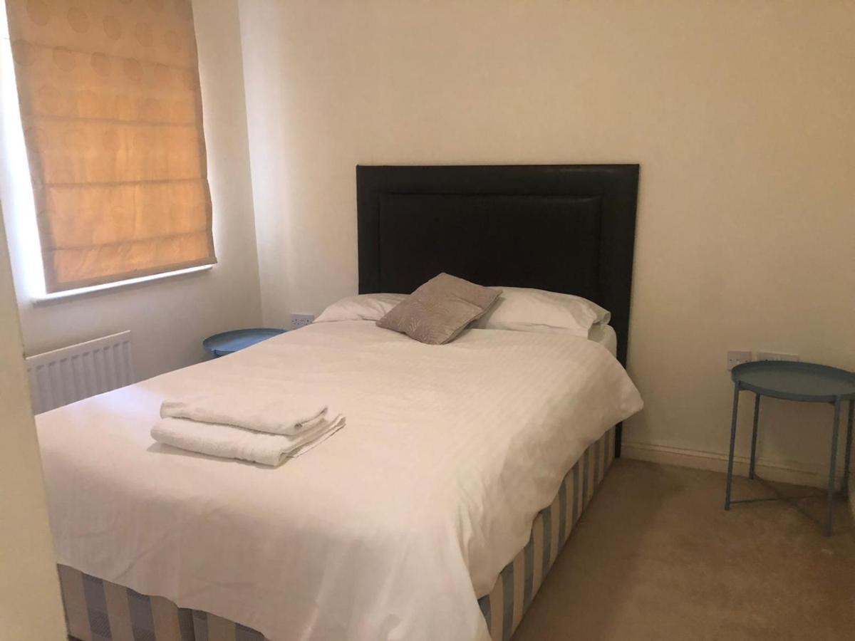 Lovely 2 Bedroom 2 Baths Flat With Free Parking ベージングストーク エクステリア 写真
